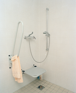 828354 Afbeelding van een voor gehandicapten aangepaste douche in het pand Mimosastraat 75 te Utrecht.